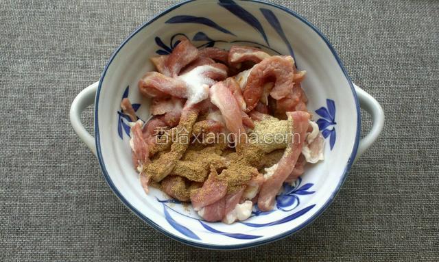 选择肥瘦相见的猪肉，带点肥肉炸出来好吃不柴，把肉切成筷子粗细的条，放大碗里，加入盐，五香粉，姜粉，胡椒粉，白糖，料酒，生抽拌匀腌制半小时入味。