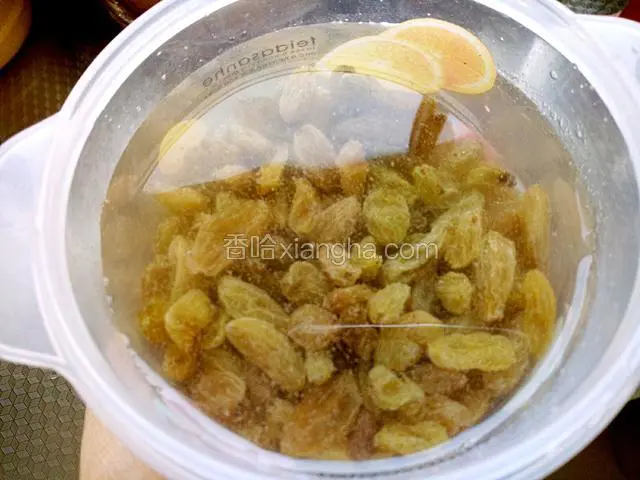 葡萄干用水浸泡十分钟