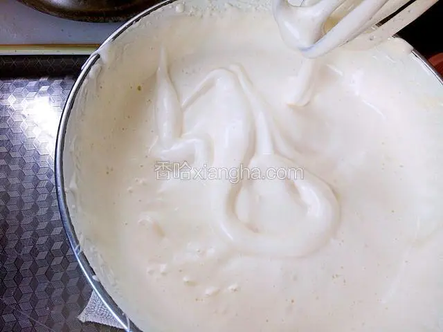 充分打发蛋糊，直至提起打蛋头低落的蛋糊痕迹不会立即消失，我用的双蛋头同时打发，这个过程大概只需十几分钟