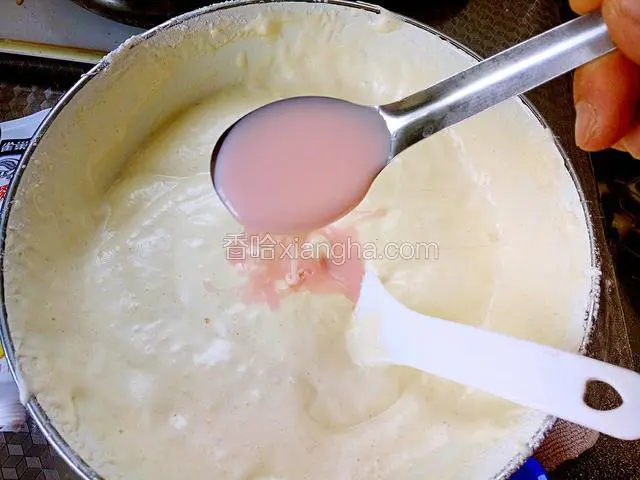 然后加一大勺草莓炼乳到蛋面糊中，平时吃饭喝汤的勺子即可，可以换成别的口味的炼乳
