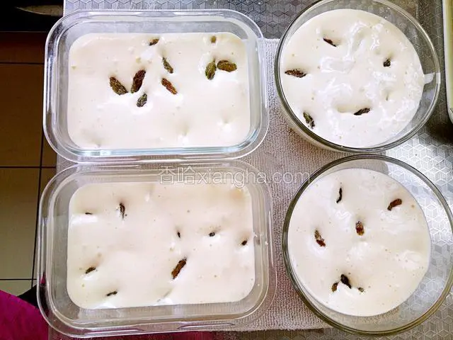 表面再撒些葡萄干，实际上它很快就沉下去了