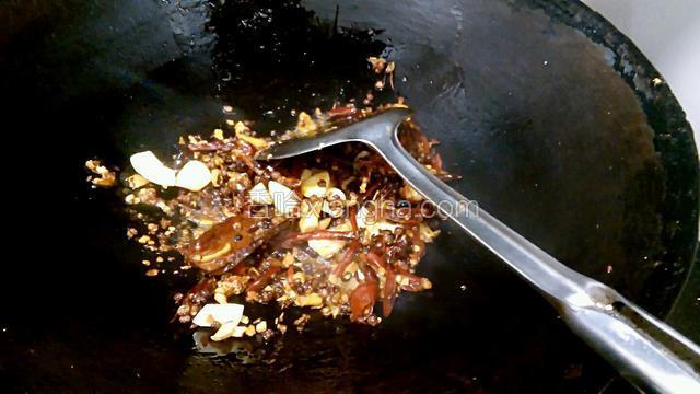 热锅给油，油热给生姜大蒜卤料包适量，花椒粒，干红辣椒。