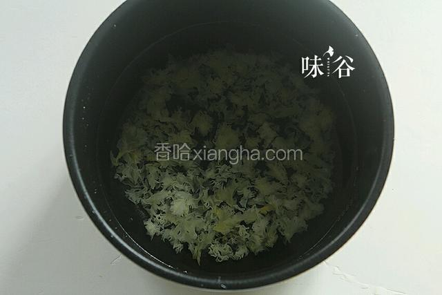 将银耳倒入锅中，加入清水熬煮，大火煮开转小火慢炖30分钟。