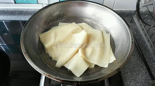 豆腐皮用开水焯下捞出备用