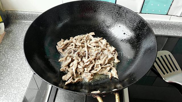 热锅凉油煸炒牛肉丝段生捞出