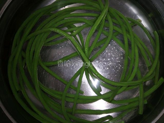 锅内加入适量的水将豆角洗净凉水下锅烧开水戳熟