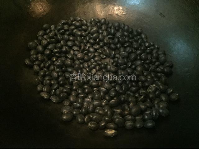 铁锅烧热，将黑豆放入翻炒