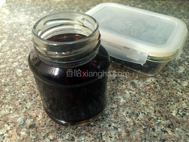 将黑豆装入密封的玻璃容器中加入没过黑豆的陈醋