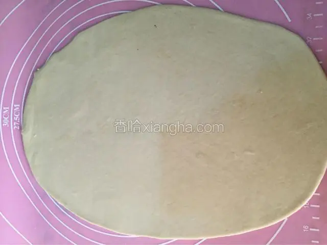 醒好的面团分成小块擀成薄片