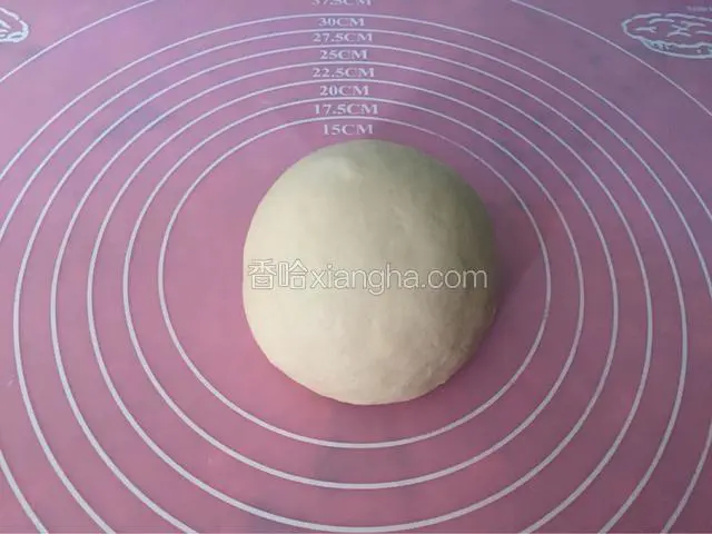 加水继续和成面团揉至光滑细腻醒二十分钟
