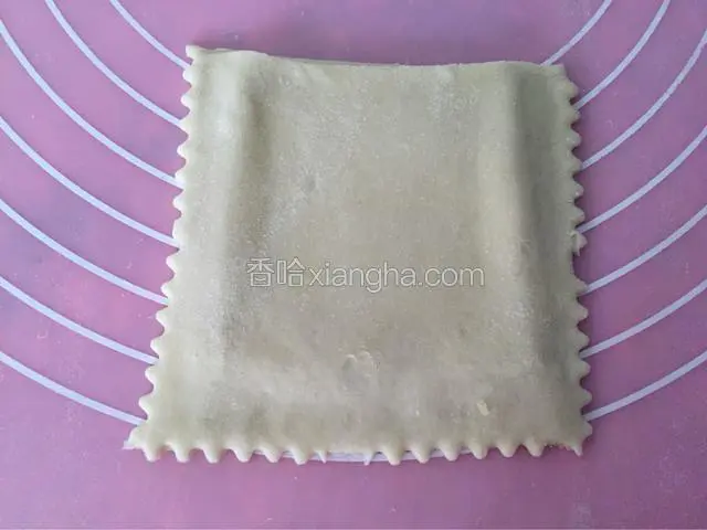 盖上另一个小薄片，三边用手捏紧，作出花边擦油