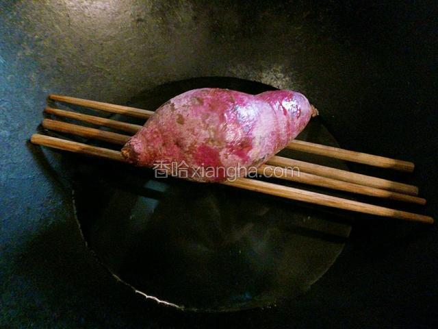 紫薯放锅里隔水蒸熟。（其实可以放电饭煲里和米饭一起蒸，比较方便）