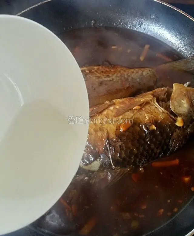 然后倒是水淀粉搅拌均匀。