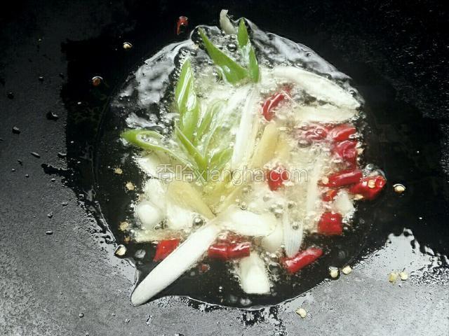 油热后把配料倒入锅中翻炒出香味