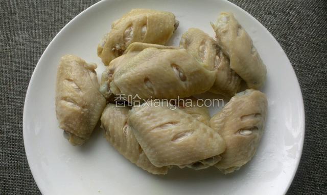 烧一锅水，放鸡翅焯出血沫，捞出控水备用