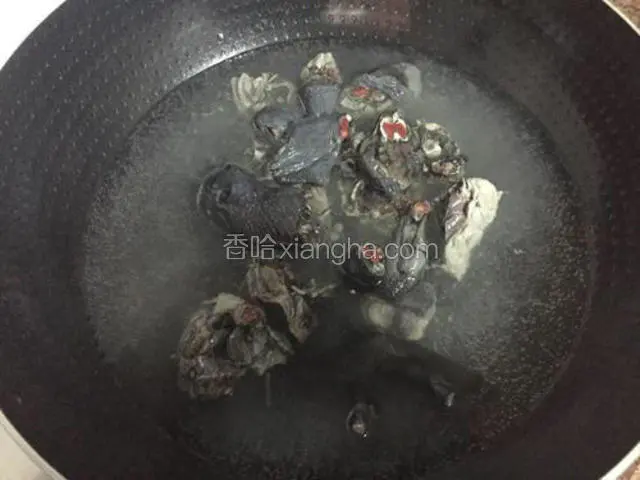 锅中放入适量的清水烧开后放入乌鸡焯掉血水