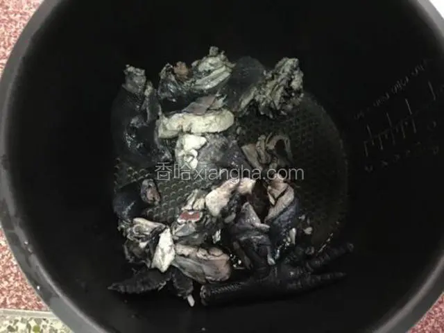 先把乌鸡放入电压力锅内胆里