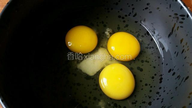 鸡蛋加适量的盐打散。