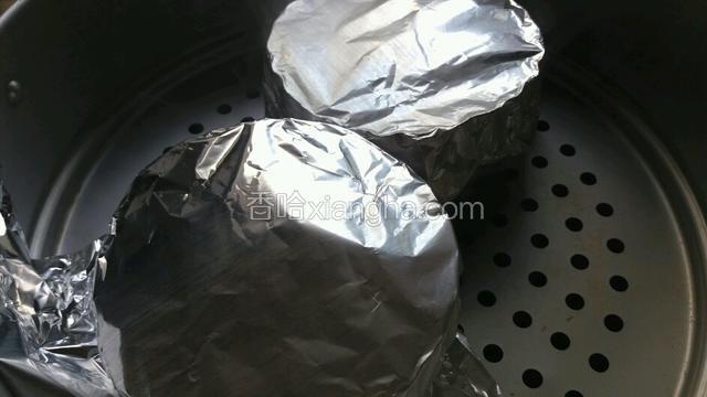 盖上锡纸，水烧开中火蒸8分钟。