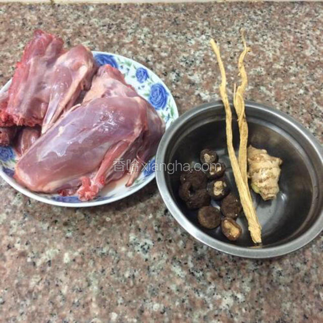 准备好食材，水鸭子一只清洗干净去皮，香菇，党参，姜。