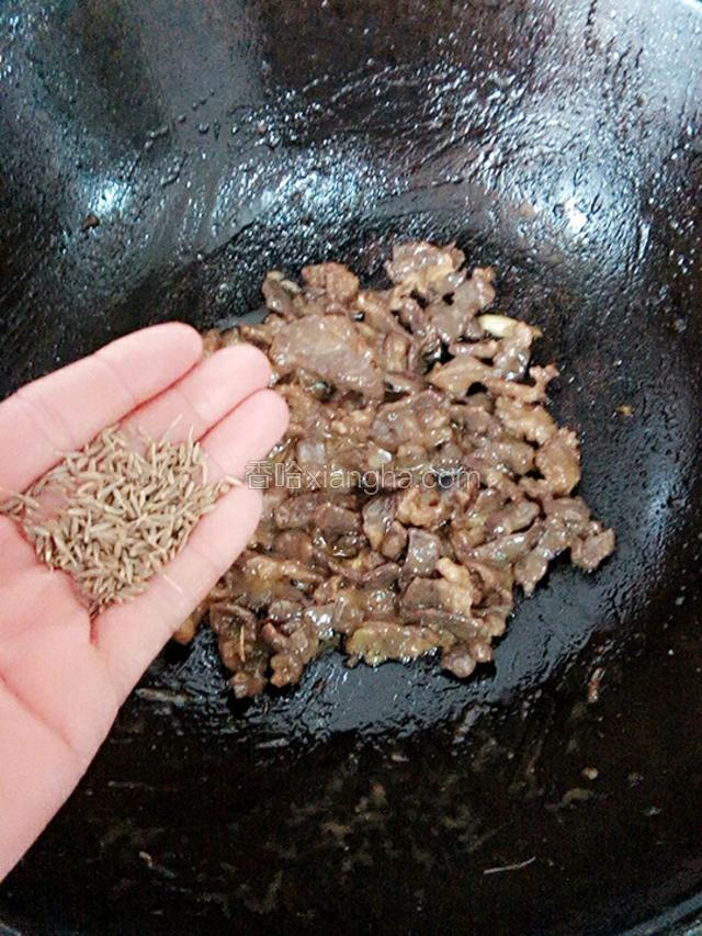 肉变色加入孜然，炒匀，出锅。