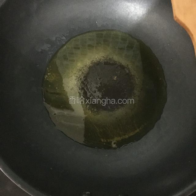 把煮锅的水倒掉，往锅里面加入适量油