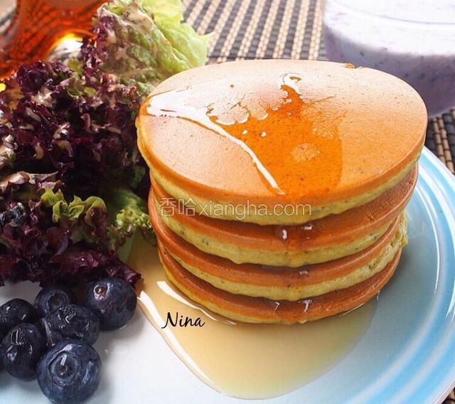 把芋泥馅儿夹在芋头松饼中，表面淋一些蜂蜜，好吃到没朋友！
Bon appetite.