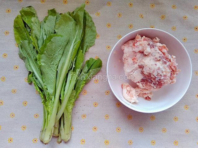 准备食材。小白菜，猪肉，猪肉剁成末。