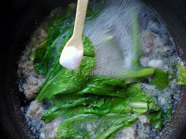 加一勺食盐，半勺白糖。