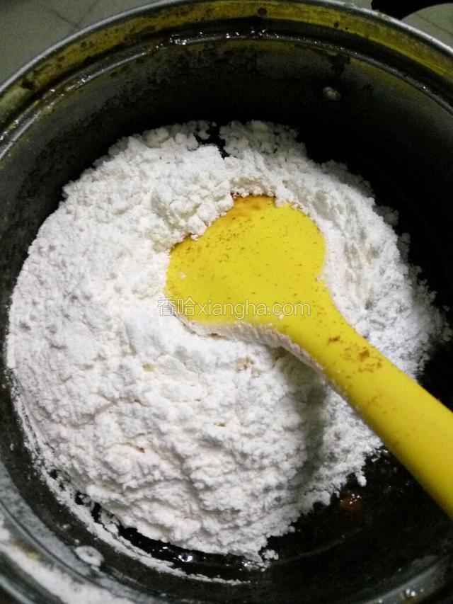 过筛倒入低粉和泡打粉，上下搅拌