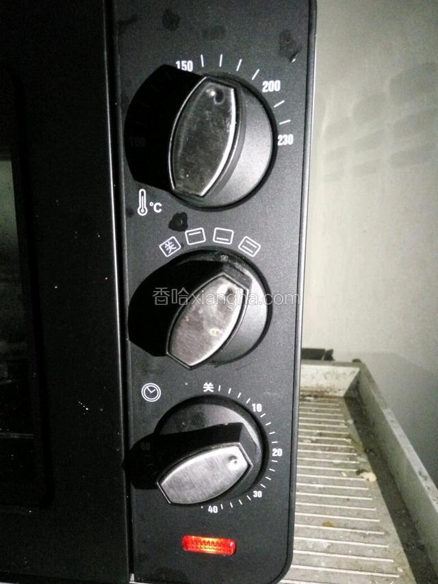 上下层，180度，20分钟左右，烤完后拿牙签插入蛋糕查看烤好没，还有糊的话继续烤一会