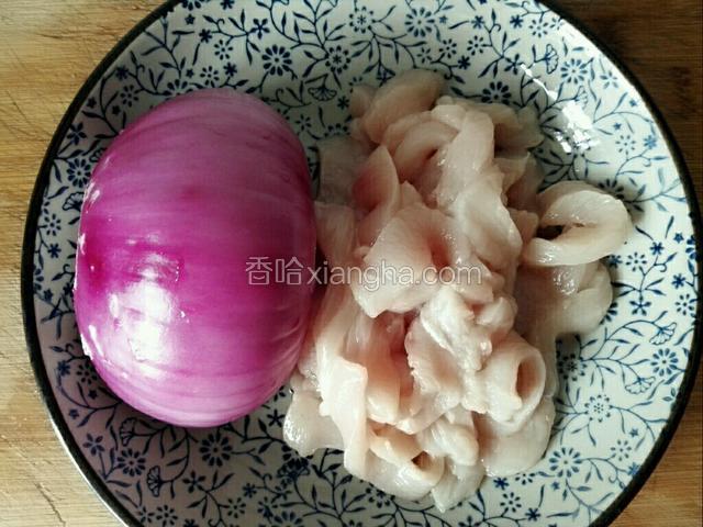 洋葱半个和鸡肉三两，鸡肉切丝