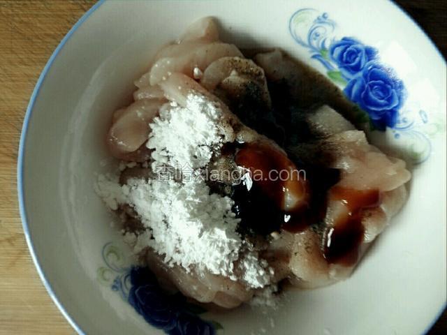 鸡肉先淀粉，蚝油，盐，白糖，料酒，黑胡椒粉调拌均匀腌半小时