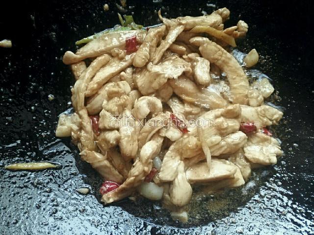再把鸡肉倒入锅中翻炒五分钟