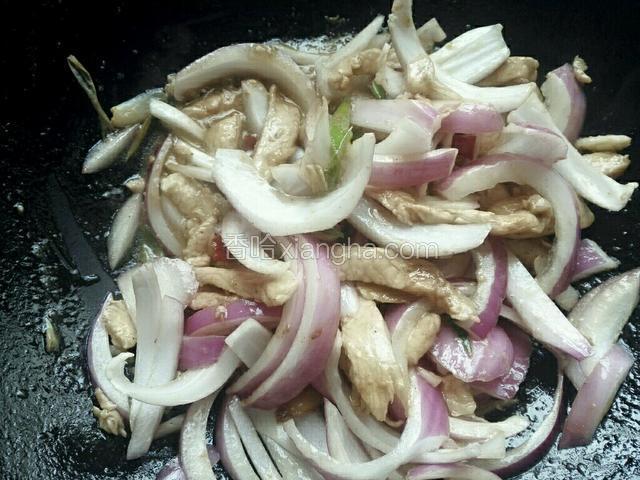 加入洋葱，盐，白糖，生抽，醋翻炒