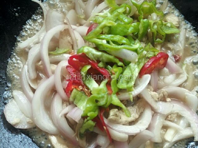 再加入青椒，鸡精翻炒