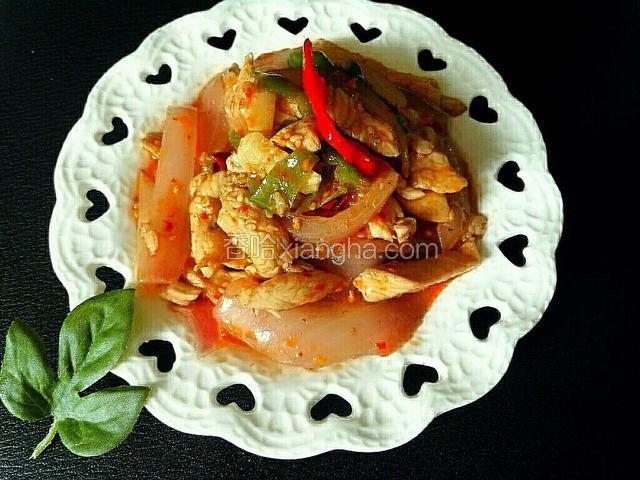入盘后再浇上自制的辣椒油