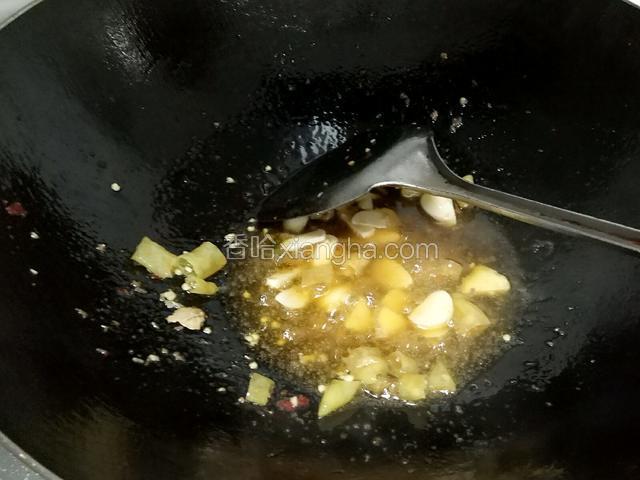 锅里留油放入姜，蒜，泡椒炒香。