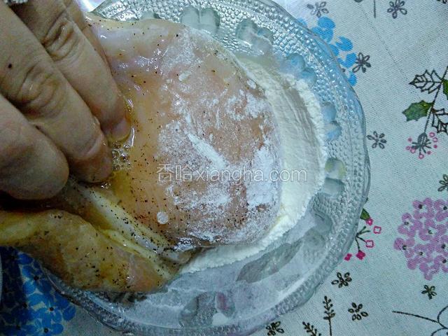 再沾上淀粉，保证所有部位都沾到。