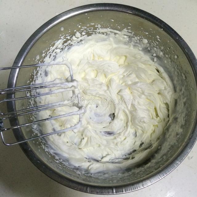 把淡奶油打发，打至奶油体积膨大，出现明显的纹理；