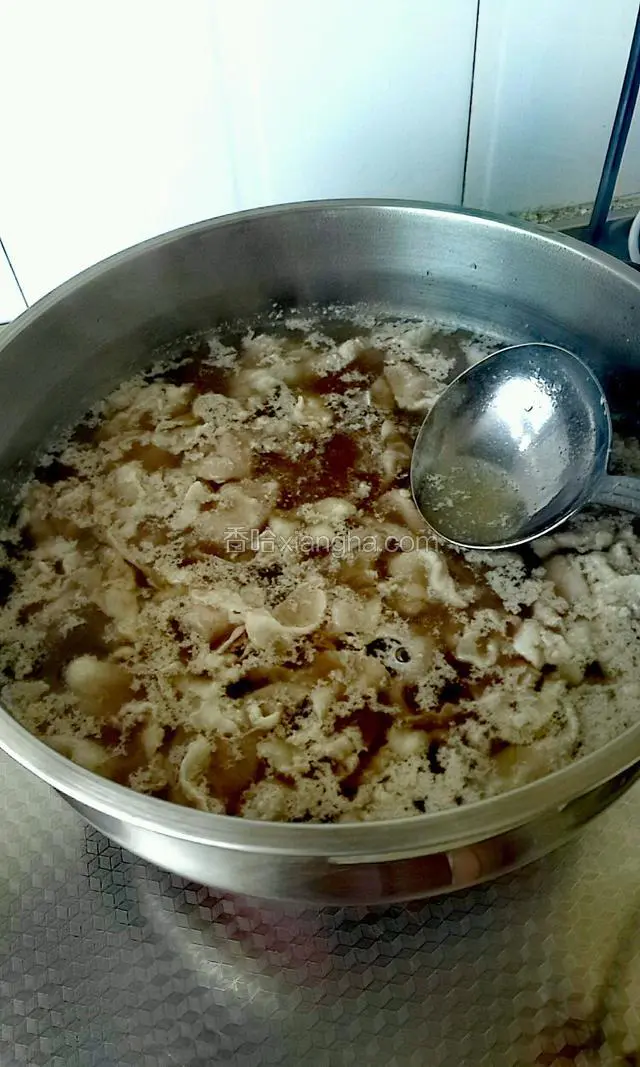 把羊肉片在锅里开水汆一下入，以便去浮末和腥气