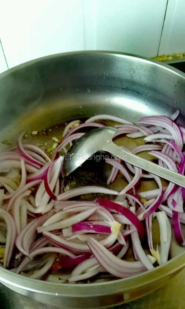 捞出肉片，锅里放油八成热放适量孜然，芝麻，把元葱入锅爆炒