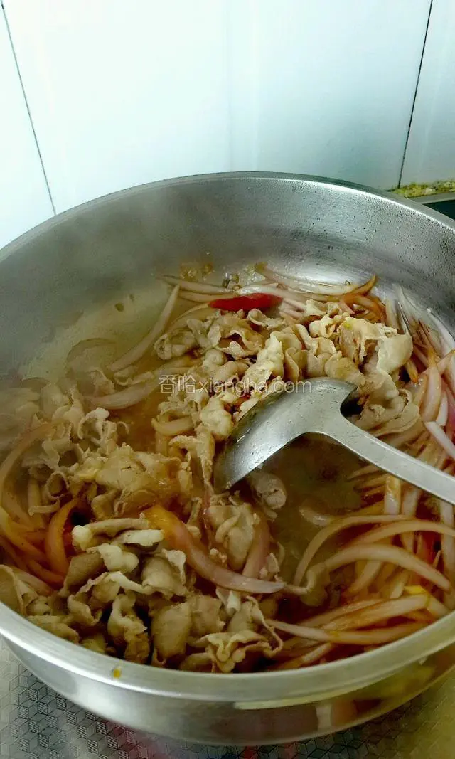 然后放入汆过水的羊肉煸炒