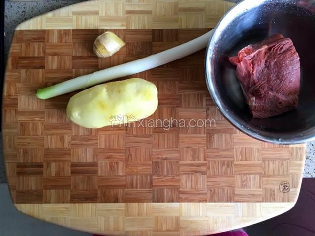 准备食材如下：牛肉，土豆，葱，姜。