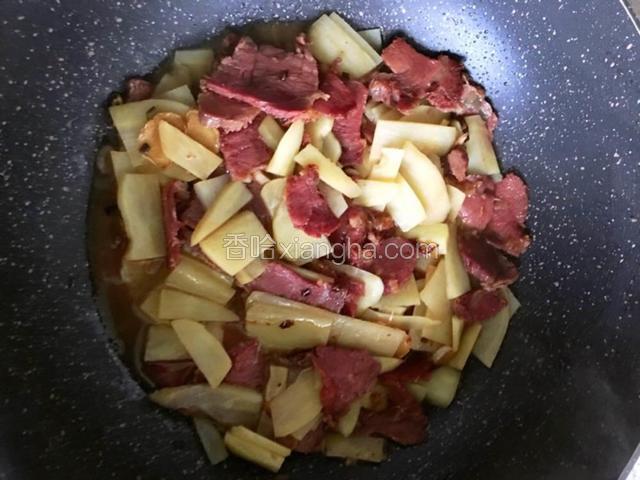锅内加油七成热，入葱姜爆香后放入牛肉煸炒，加入生抽料酒，翻炒后加入土豆，加入适量水，小火焖制八分钟。