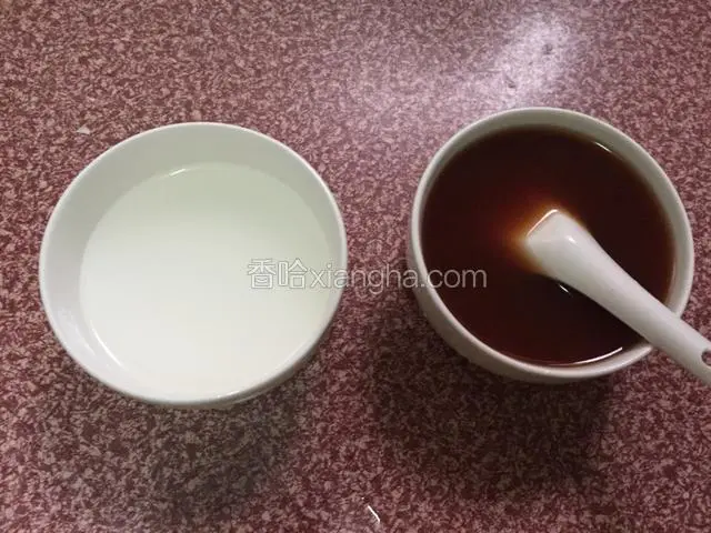 取两个碗，一个用适量的淀粉加水调成水淀粉，一个用适量的盐、生抽、3汤匙番茄酱、3汤匙陈醋、3汤匙白糖加大半碗水调成酱汁备用