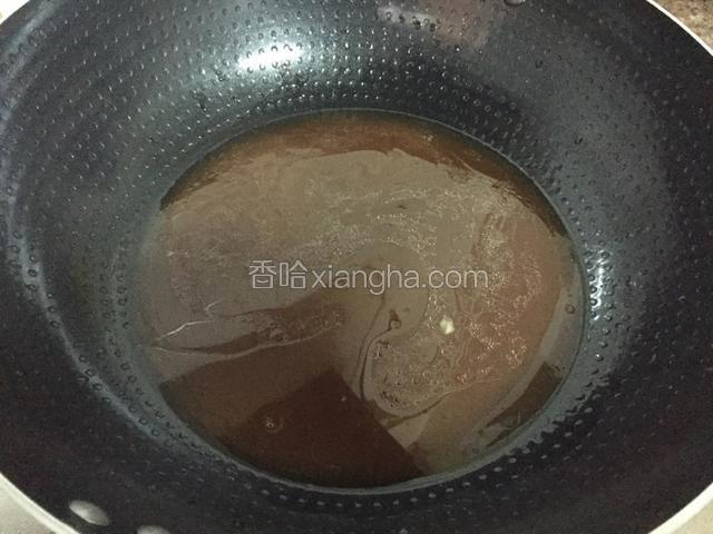 锅中倒入适量的油烧热后倒入刚才调好的酱汁烧开