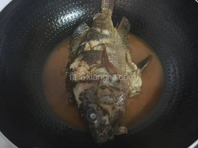 烧至鱼入味，汤汁剩下一半时