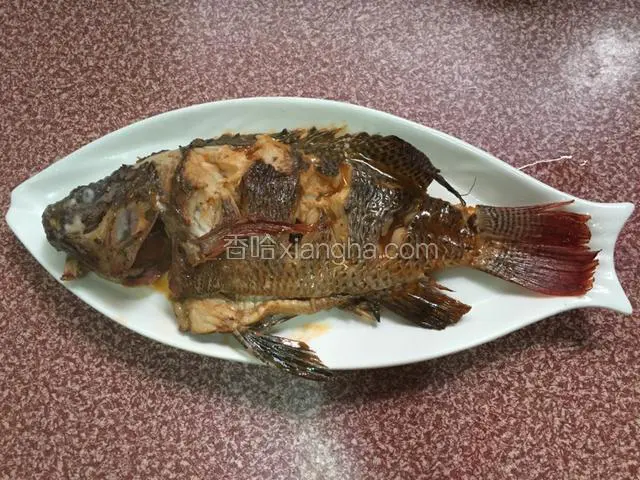把鱼盛出放在盘子上