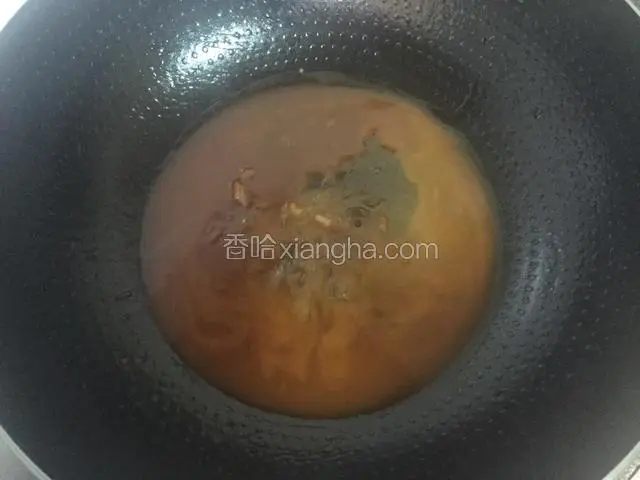 把调好的水淀粉倒入刚才的汤汁烧至浓稠